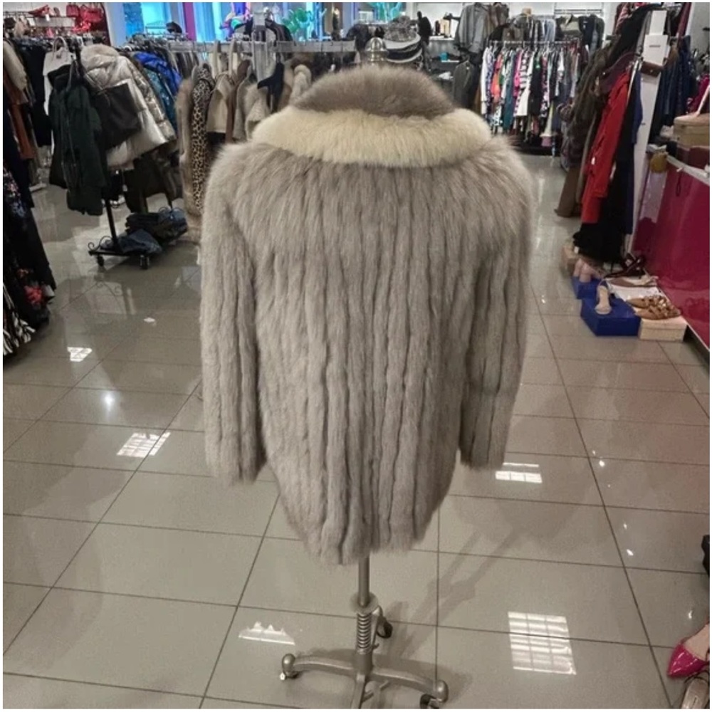 Vintage Real Fur! Elegant Gray Fur Coat with White Trim. Excellent condition - Picture 3 of 3
